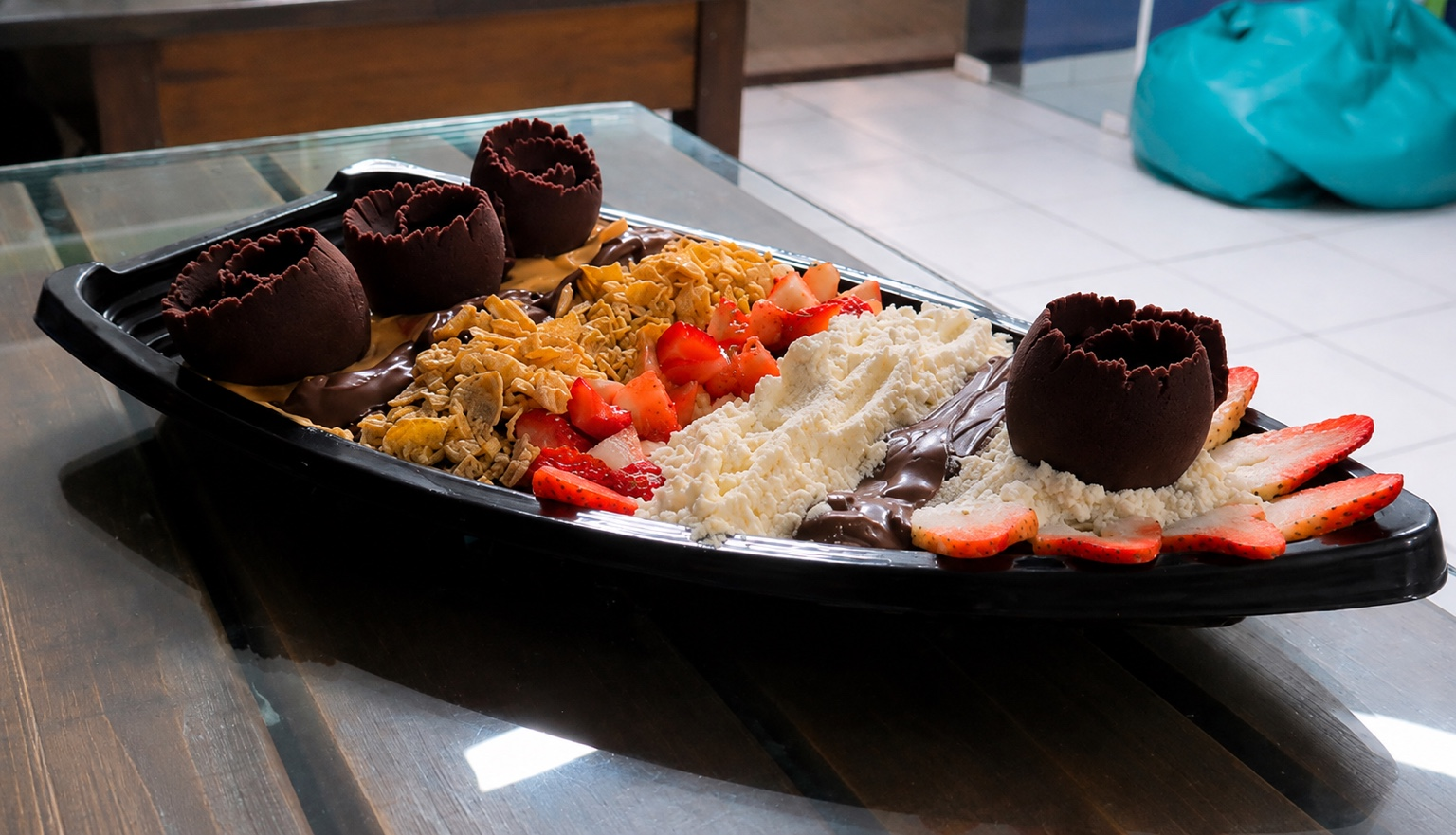 Barca de açaí Norte Sul com morangos, cremes, sucrilhos e rolos de açaí